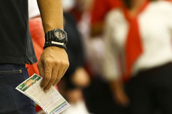 Mega-Sena acumula novamente e prêmio principal vai a R$ 115 milhões