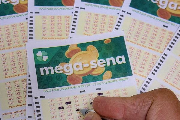 Mega-Sena sorteia prêmio acumulado de R$ 165 milhões neste domingo