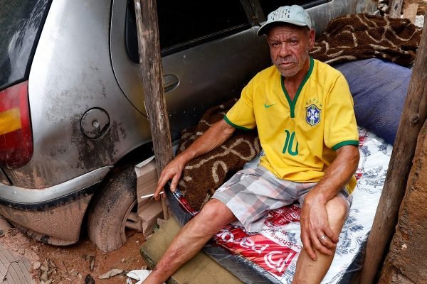 Morador de Juiz de Fora vive entre escombros de casa atingida por lama