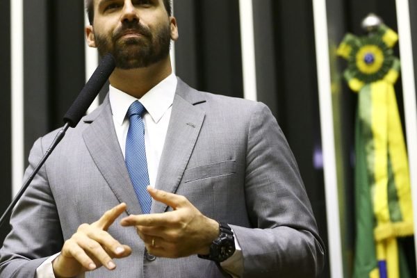 Moraes envia denúncia contra Eduardo Bolsonaro para Hugo Motta
