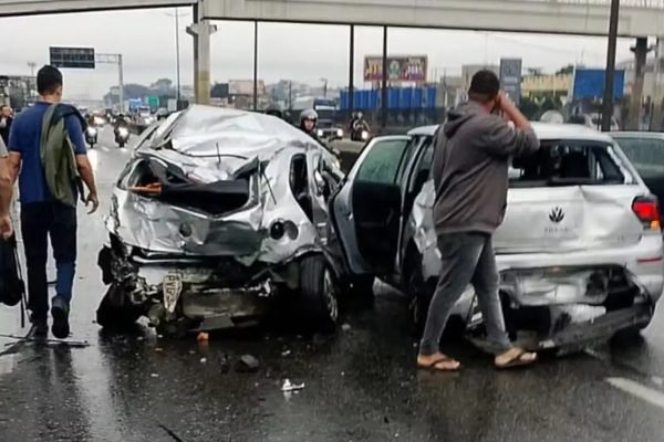 Motorista infarta, e engavetamento de 20 veículos deixa feridos no Rio