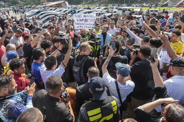 Motoristas protestam contra regulamentação do serviço por aplicativo