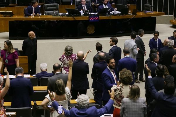 Motta anuncia votação de urgência para projeto de anistia a golpistas