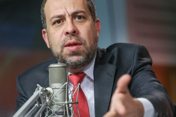 “Negociamos com os caminhoneiros”, diz Boulos sobre greve da categoria