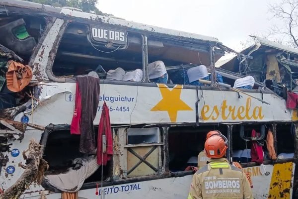 Nove pessoas morrem em tombamento de ônibus em Petrópolis
