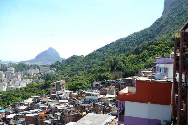 Operação na zona sul do Rio tem 6 presos e homem baleado em ônibus