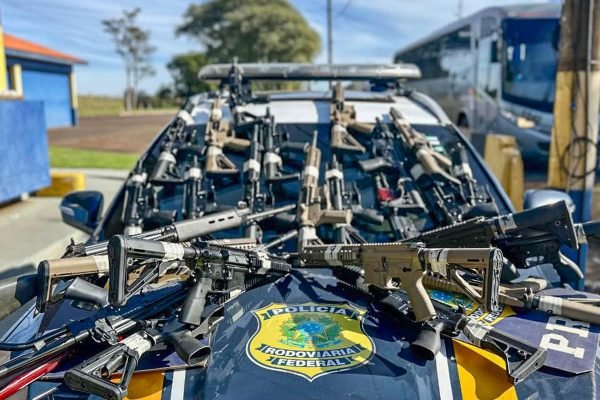 PRF apreende 26 fuzis durante abordagem a caminhão no Paraná