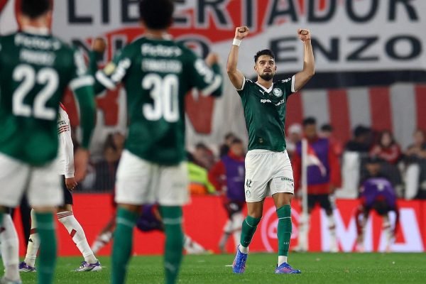 Palmeiras supera pressão e derrota River no Monumental de Núñez