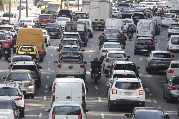 Paralisação de trens causa congestionamento nas ruas de SP