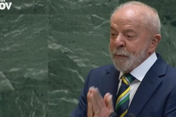 Pobreza é tão inimiga da democracia quanto extremismo, diz Lula na ONU