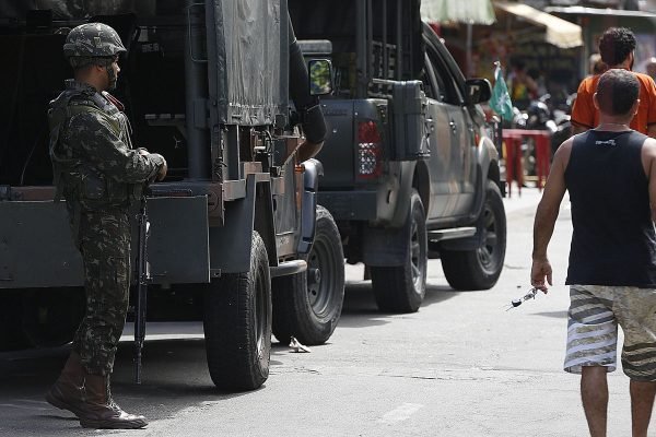 Polícia faz ação para cumprir 56 mandados de prisão na Maré, no Rio