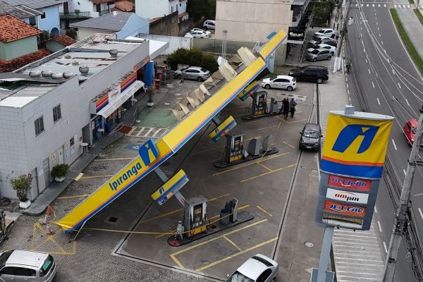 Polícia investiga morte de três eletrocutados após ventania no Rio