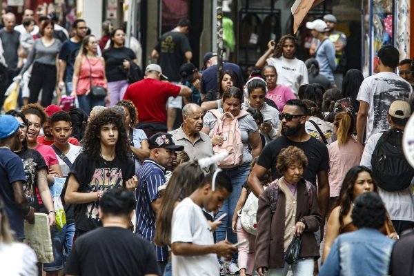 População no Brasil cresce em ritmo menor e está envelhecendo