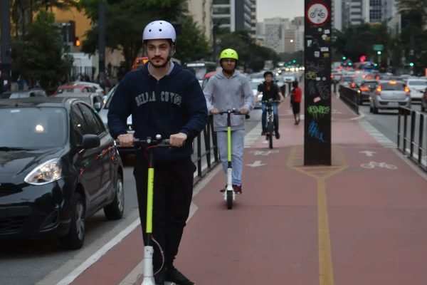 Prefeitura de SP começa a fiscalizar bicicletas e patinetes elétricos