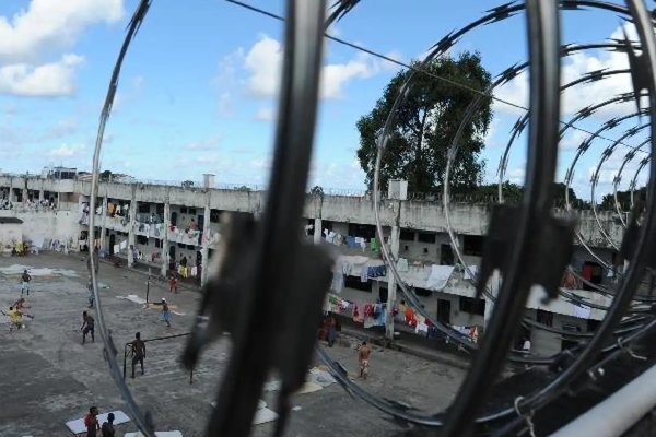 Presídios combatem entrada de itens proibidos para facções criminosas