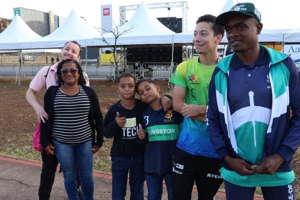 Público madruga para assistir ao desfile na Esplanada dos Ministérios