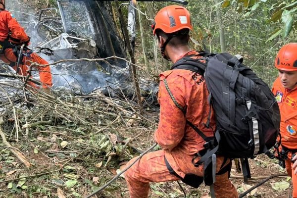 Quatro pessoas morrem em queda de helicóptero no Rio de Janeiro