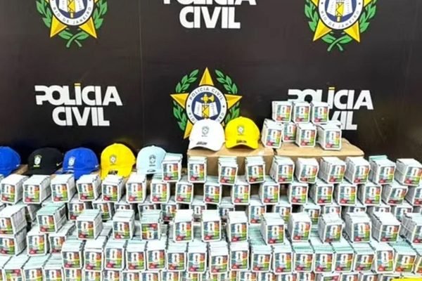 RJ: Polícia apreende mais de 200 mil figurinhas falsificadas da Copa