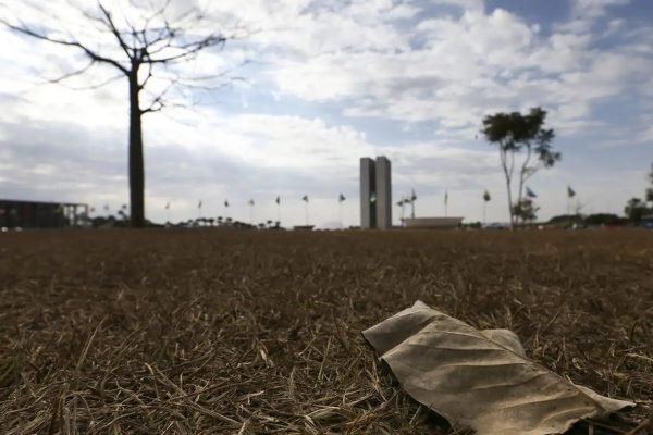 Região Sul tem risco de temporal e granizo; outras regiões têm calor