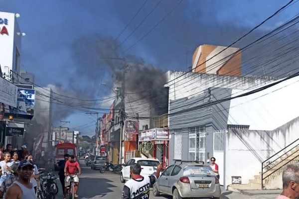 Residencia-e-atingida-por-incendio-em-Santo-Antonio-de-Jesus.jpg