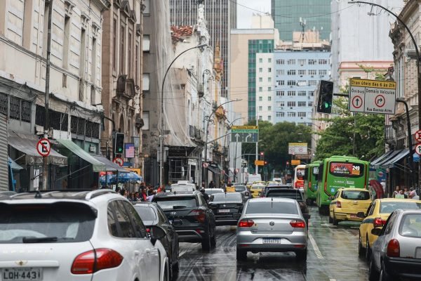 Rio: maioria dos carros roubados está em áreas controladas pelo crime