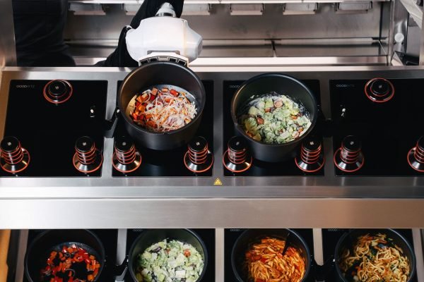 Robô cozinheiro com IA vence prêmio internacional de robótica