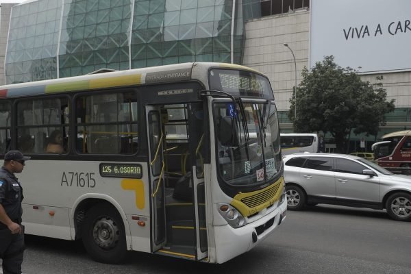 Rodoviários do Rio decidem continuar em estado de greve até amanhã