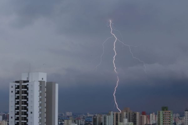 São Paulo terá mais chuvas fortes no fim da tarde desta quinta (15)