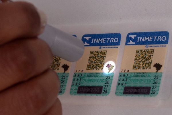 Selos antigos do Inmetro para capacete, extintor e GNV vencem em março