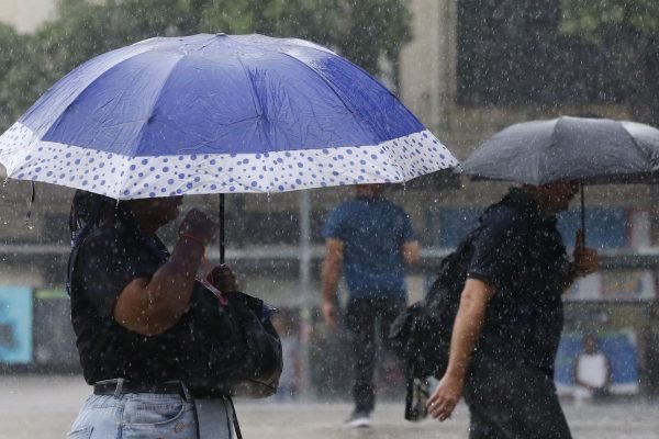 Semana começa com alerta laranja de chuvas intensas em 17 estados