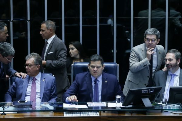 Senado aprova retirada de despesas com tarifaço do teto de gastos