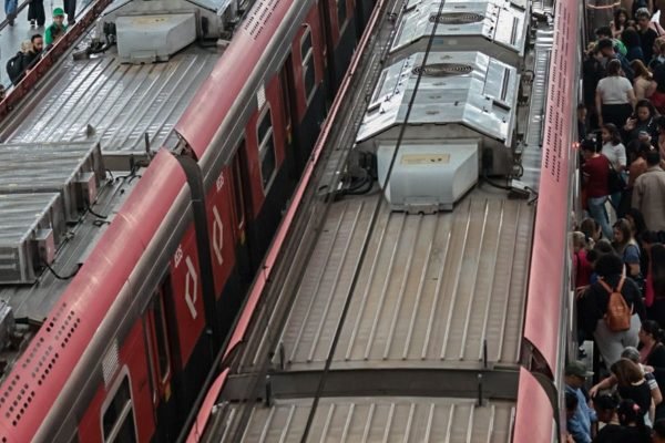 Trabalhadores das linhas 11, 12 e 13 dos trens em São Paulo iniciam g