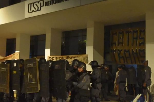 Vereadores provocam universitários em SP e ato tem confronto