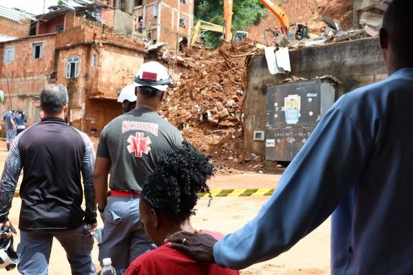 Voluntários cruzam estados para ajudar vítimas das chuvas em MG