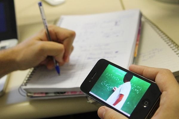 aula-remota-celular.jpg