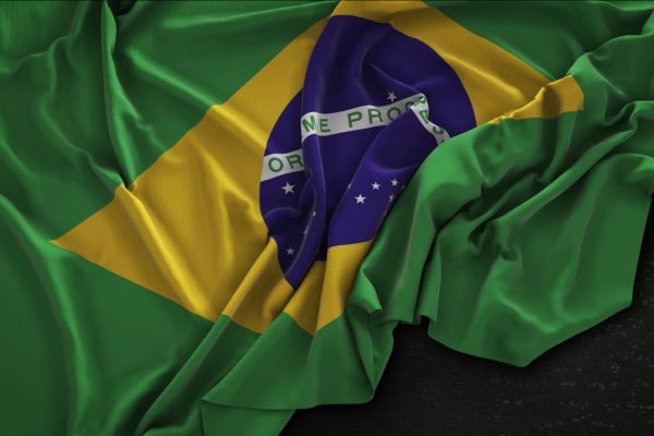 bandeira-do-brasil-enrugada-no-fundo-escuro-3d-render.jpg