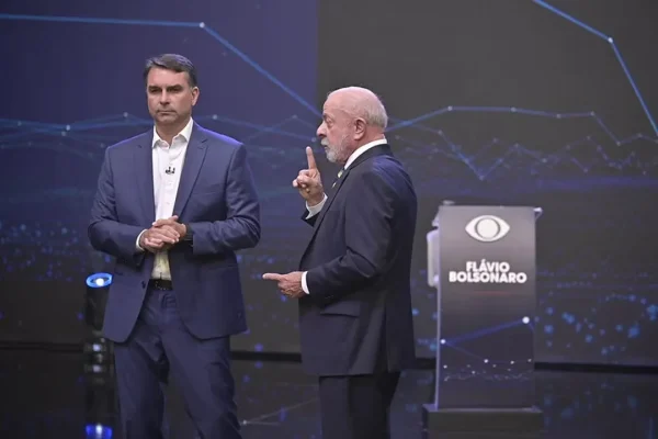 debate-na-band-lula-desafia-flavio-bolsonaro-a-abr0140618600202610182236-ScaleDownProportional.webp