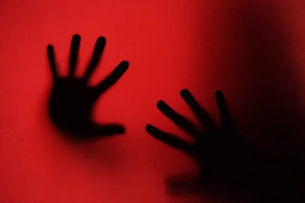 silhuetas-a-de-maos-aterrorizantes-no-estudio_0.webp